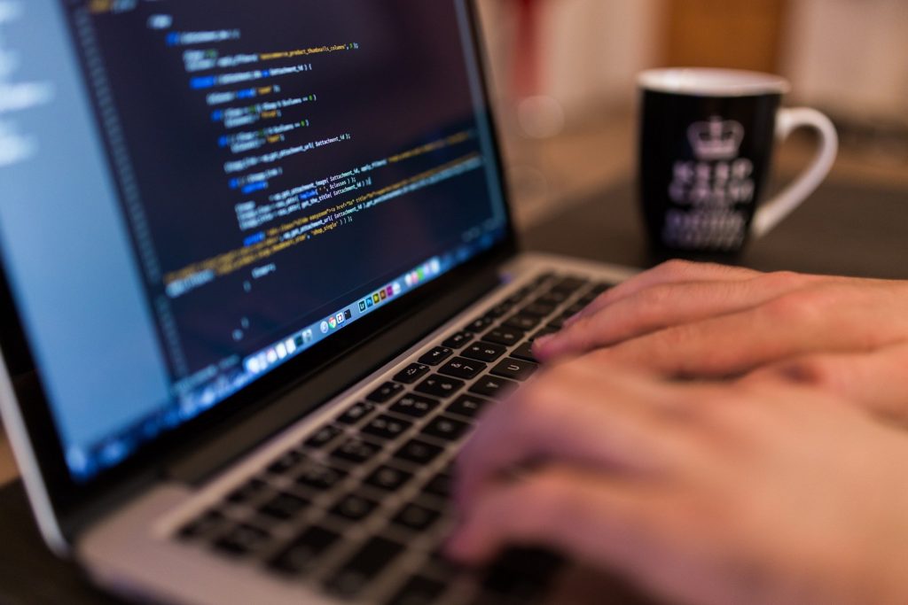 プログラミングコードを書く様子